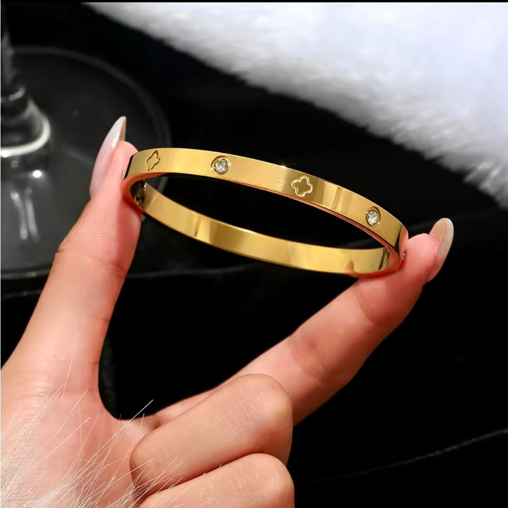 Gold Stainless Steel Four-Leaf Clover Nail Bangle – Women’s Fashion Bracelet
